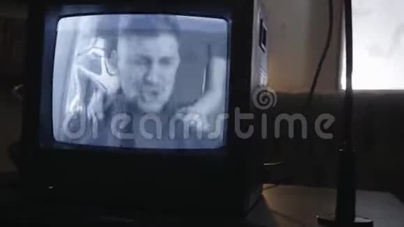 动态相机显示闪烁的老电视屏幕里面有唱歌的年轻人视频的预览图