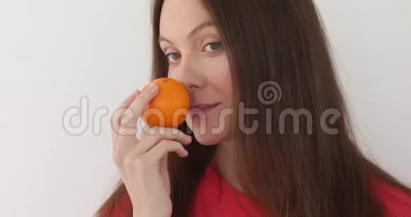 女人剥着成熟的甜橘子视频的预览图