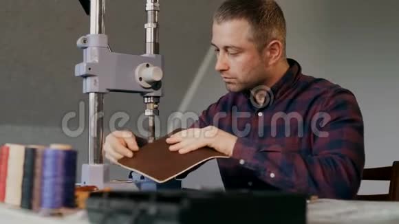 手工制作皮夹的过程人在皮革上做冲压做自己的生意手工制作视频的预览图