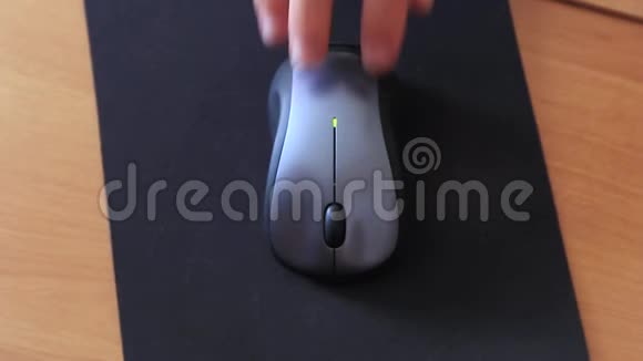 电脑席上无线鼠标视频的预览图