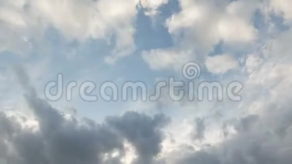 孤立的天空移动的云彩视频的预览图