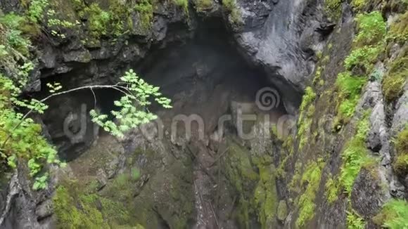 岩石林的俯视洞库存录像在森林深处山岩崩塌了岩石倒塌视频的预览图