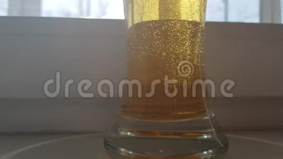 啤酒杯里的泡泡视频的预览图
