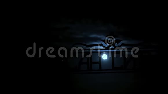 满月美丽地照亮了云彩视频的预览图