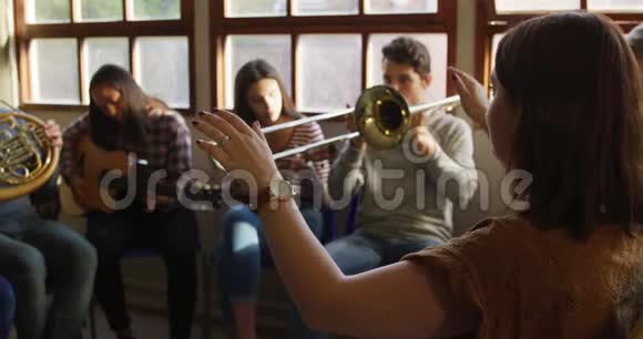 十几岁的音乐家在排练视频的预览图