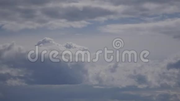 在天空中移动云视频的预览图
