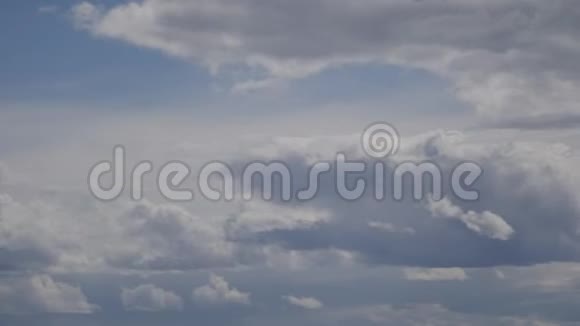 在天空中移动云视频的预览图