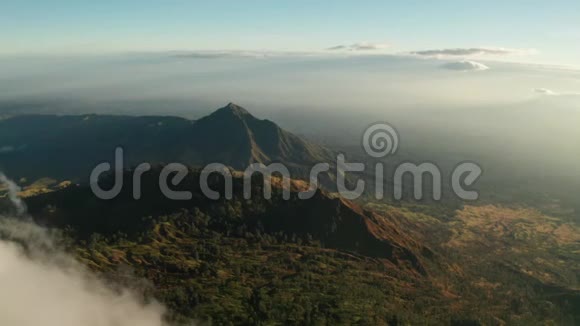 日出时在伊根火山和湖泊附近有云的美丽火山景观视频的预览图