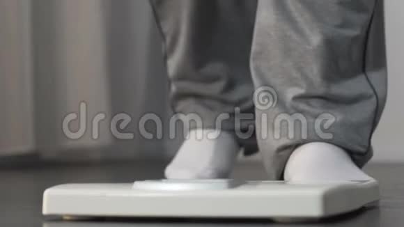 肥胖的人踩着秤抬起脚减肥视频的预览图