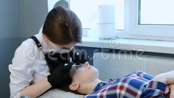 美容治疗美容师在卷发器上放了一个溶液肉毒杆菌和睫毛层压视频的预览图