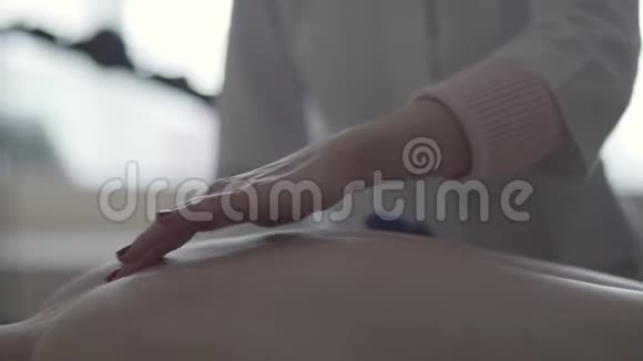 玛瑟尔在一间医院里给一位年轻的医生做治疗按摩视频的预览图