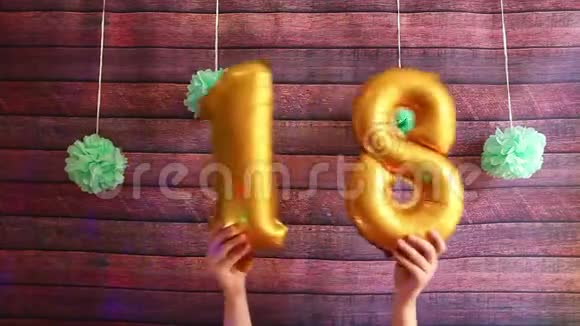 十八岁生日快乐18号金色气球周年纪念视频的预览图
