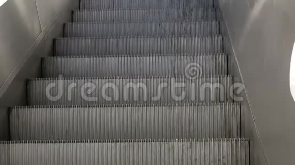 扶梯灰色时尚台阶上移视频的预览图