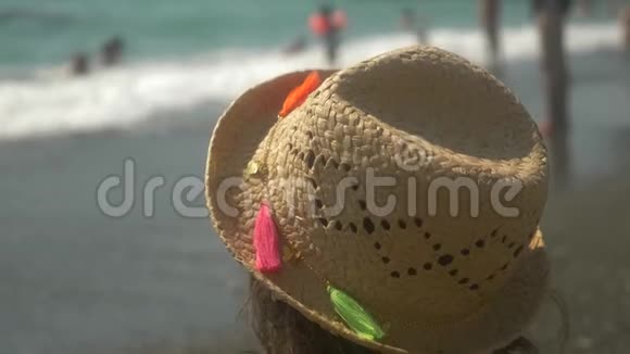 4K特写戴草帽的女孩看着海浪后景慢动作视频的预览图