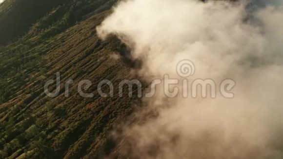 日出时在伊根火山和湖泊附近有云的美丽火山景观视频的预览图