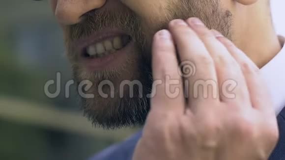 商人感觉牙齿疼痛牙齿护理牙髓炎症药物视频的预览图