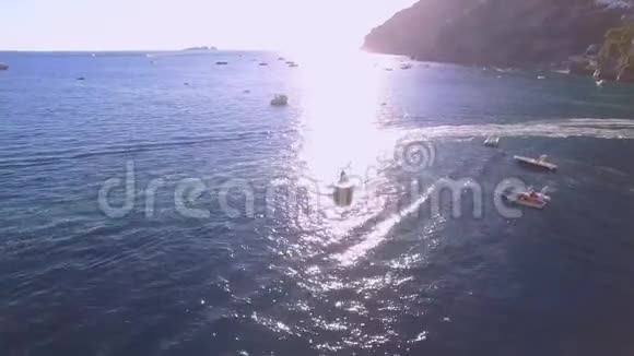 一艘小摩托艇在水面上很快旅游游艇游览水运交通证照租船上的假期船视频的预览图
