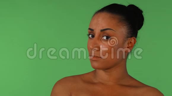 一名非洲美女失望地看着镜头视频的预览图