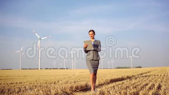 妇女将资金投入风力涡轮机的道德投资视频的预览图