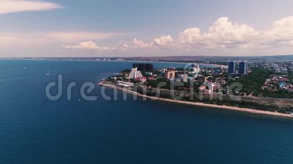 空中录像黑海的城市和野生海滩度假小镇阿那帕视频的预览图