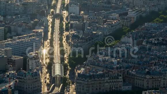 日落时巴黎的城市交通视频的预览图