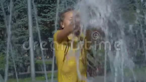 那个女孩在喷泉里溅了水花视频的预览图