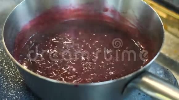 在锅里煮面条的酱汁视频的预览图