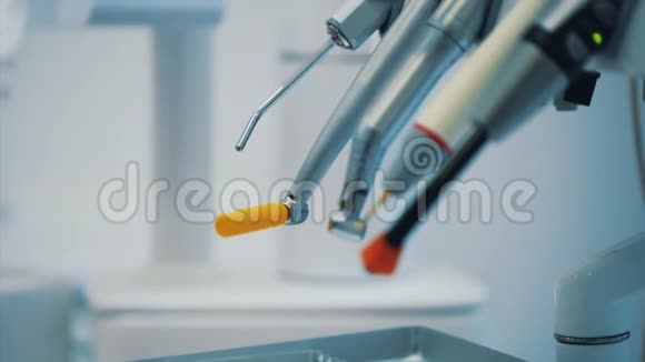 牙科药品医疗器械牙科器械概念灯具和牙科设备的特写视频的预览图