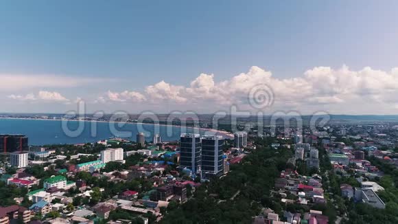 空中录像大城市的海岸和黑海的野生海滩度假小镇阿那帕视频的预览图