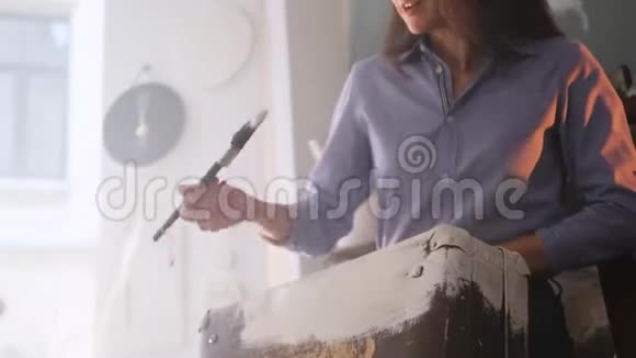 女人在染旧旧箱子视频的预览图