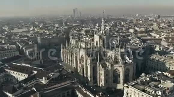 空中超移的杜莫迪米兰或米兰大教堂意大利伦巴第视频的预览图