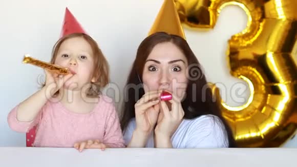 生日派对上妈妈和孩子快乐母亲她的女儿在白色的背景上微笑和笑声3年家庭和视频的预览图