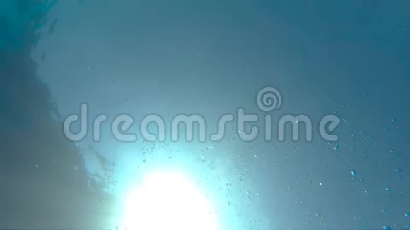 气泡飘至水面无数的小气泡在绿松石的纯净的海洋中升起温暖的阳光视频的预览图