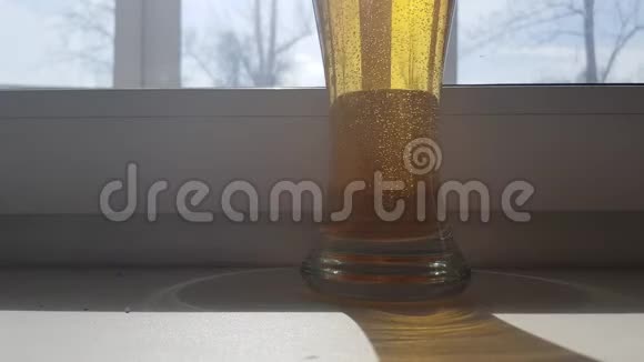 啤酒杯里的泡泡视频的预览图