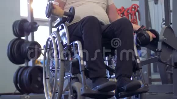 残疾人用哑铃做运动的新方法视频的预览图