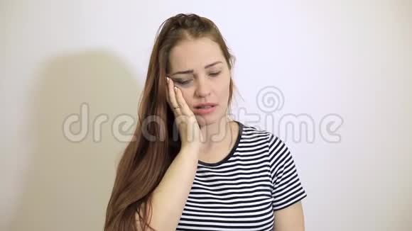 一位遍体鳞伤的妇女在家暴中哭泣视频的预览图