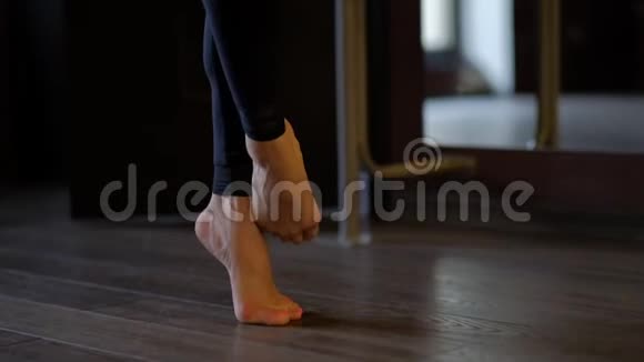 舞女光着脚在芭蕾酒吧的地板上奔跑视频的预览图
