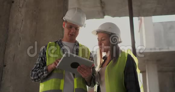 建筑工程师在建筑工地工作的画像视频的预览图