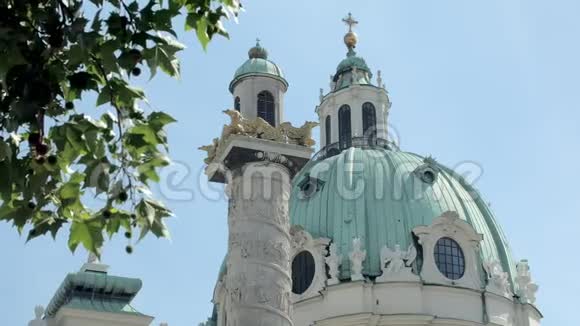奥地利维也纳的卡尔斯基奇巴洛克教堂穹顶和塔楼近景令人惊叹的景色视频的预览图