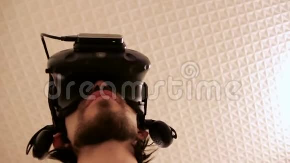 自拍在3D虚拟现实眼镜从上面看然后相机移动在前面的脸做自拍视频的预览图