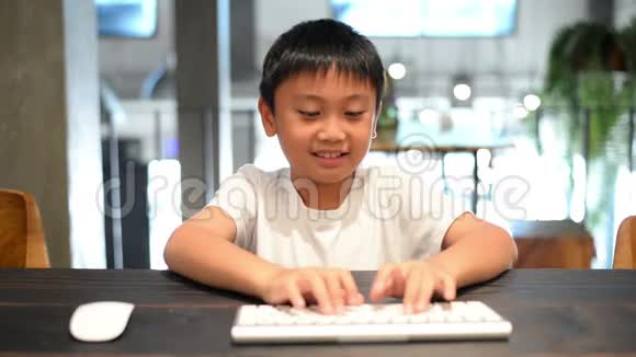 亚洲男孩用电脑按下按键视频的预览图