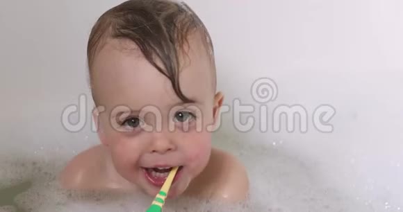 小孩洗澡时用泡沫刷牙视频的预览图
