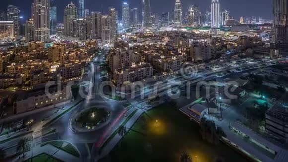 从夜间过去的高空俯瞰迪拜市中心环形交叉路口的道路阿拉伯联合酋长国迪拜视频的预览图
