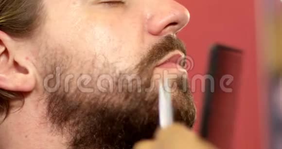 男人用剪刀剪胡子视频的预览图