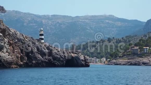 西班牙马略卡索勒港灯塔和船上周围的岩石视频的预览图