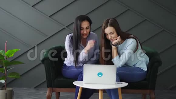 两个女友在网上购物黑色星期五概念视频的预览图