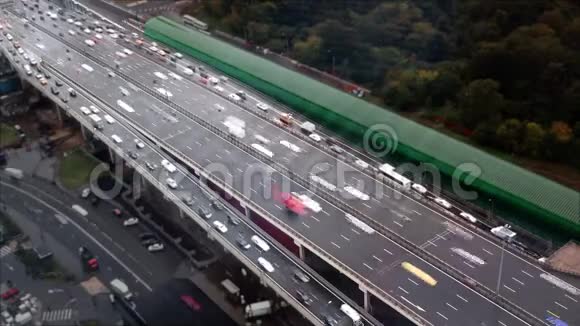 有很多汽车的高速公路的俯视图视频的预览图