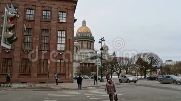 俄罗斯圣彼得堡2019年3月3日行人十字路口人们在圣伊萨克斯大教堂附近的街道上行走视频的预览图