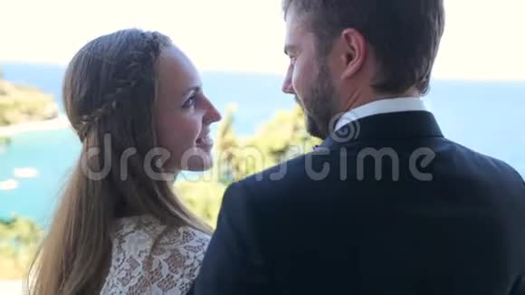 新婚快乐的新婚夫妇在海边度蜜月视频的预览图