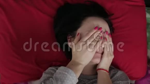 困倦的年轻女人不想早上醒来顶部视图视频的预览图